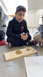 Kinder arbeiten mit Ton