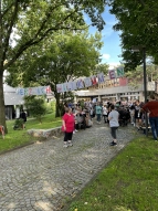 Ein Banner begrüßt alle zur Einschulungsfeier
