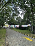 Herzlich Willkommen-Banner am Eingangstor des Schulgeländes