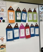 Ein Willkommensgruß in den Klassenräumen