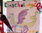 Der Drache Walli steht für die Klassenfotos bereit