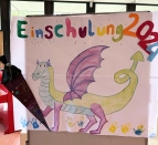 Der Drache Walli steht für die Klassenfotos bereit