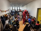 Schülerinnen und Schüler treffen sich zum gemeinsamen Singen