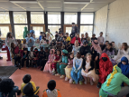 Schülerinnen und Schüler treffen sich zum gemeinsamen Singen