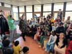 Schülerinnen und Schüler treffen sich zum gemeinsamen Singen