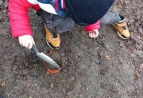 Schüler:innen beim Gartenprojekt