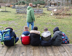 Schüler:innen beim Gartenprojekt