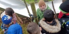 Schüler:innen beim Gartenprojekt