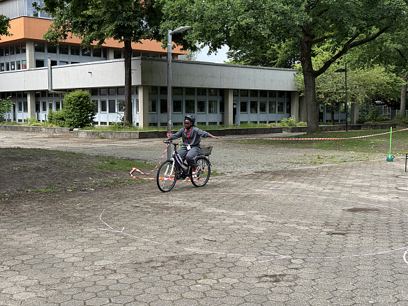 Handzeichen beim Abbiegen