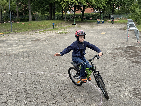 Handzeichen beim Abbiegen