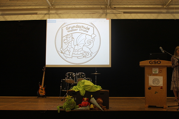 Podest mit Schult&uuml;ten und den Klassendrachen