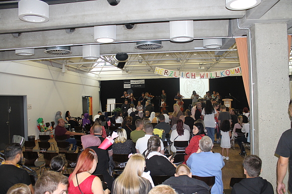 Aula mit vielen Menschen.