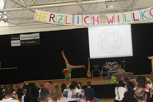 Kind in Drachenkost&uuml;m turnt.