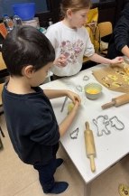 Kinder stechen den Teig aus