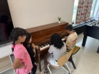 Wir dürfen Klavier spielen