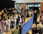 Schülerinnen und Schüler singen und musizieren in der Aula der GSO