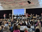 Schülerinnen und Schüler musizieren und singen gemeinsam Weihnachtslieder