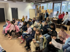 Schülerinnen und Schüler musizieren und singen gemeinsam Weihnachtslieder