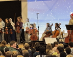 Schülerinnen und Schüler musizieren und singen gemeinsam Weihnachtslieder