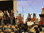 Schülerinnen und Schüler musizieren und singen gemeinsam Weihnachtslieder