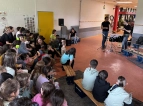 Schüler:innen hören Musikstücke mit Schlaginstrumenten