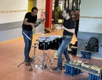 Schlaginstrumente werden gespielt