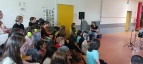 Die Schüler:innen verfolgen das Konzert