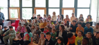Die Schüler:innen verfolgen das Konzert