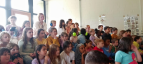 Die Schüler:innen verfolgen das Konzert
