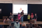 Kinder vom Feuerprojekt führen ein Experiment vor
