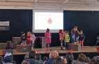 Kinder vom Feuerprojekt führen ein Experiment vor