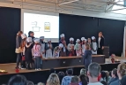 Das Projekt Kochen und Backen präsentiert auf der Bühne