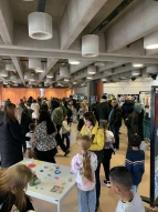 Kinder und Eltern besichtigen die Ausstellung