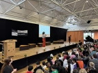 Die Schüler:innen vom Projekt Kinder-Yoga werden von Frau Sorge auf die Bühne gebeten