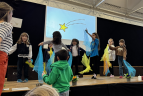 Die Kinder vom Kinder-Yoga zeigen, was sie gelernt haben
