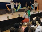 Die Kinder vom Kinder-Yoga zeigen, was sie gelernt haben