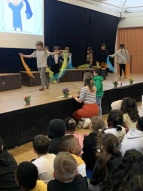 Die Kinder vom Kinder-Yoga zeigen, was sie gelernt haben