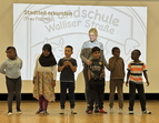 Frau Fischer und die Kinder vom Projekt Stadtteil erkunden