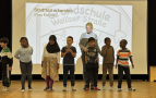 Frau Fischer und die Kinder vom Projekt Stadtteil erkunden