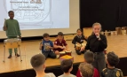 Frau Heilmann begleitet das Singen zum Klang der Instrumente