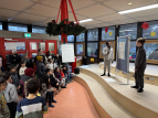 Die Kinder vom Englischprojekt von Herr Peters präsentieren einen englischen Wetterbericht
