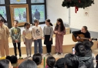 Das Englischprojekt von Frau Heilmann singt ein englisches Lied