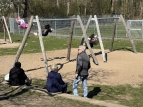 Familien auf dem Schulhof