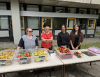 Unsere fleißigen Helferinnen bieten Obst und Kuchen an