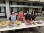 Unsere fleißigen Helferinnen bieten Obst und Kuchen an