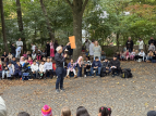 Herr Leimbach berichtet, wie viele Sterne die Schulgemeinschaft bei den Aktionswochen zu Fuß zur Schule gesammelt hat