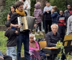Herr Klapprott und Herr Leimbach unterstützen den Chor instrumental