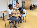 Schüler:innen beim Schachprojekt