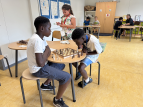 Schüler:innen beim Schachprojekt