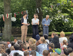 Das Schulleitungsteam hält eine Rede